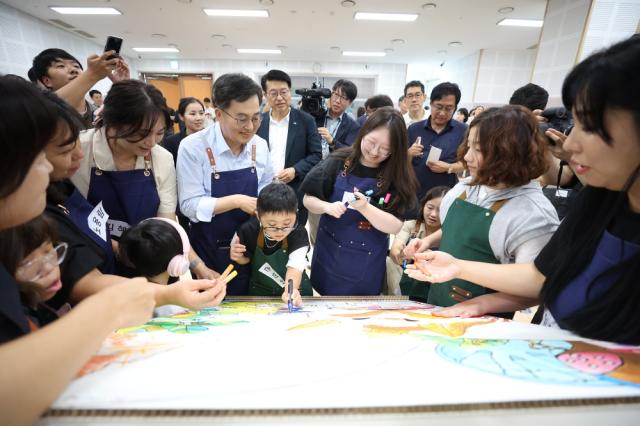 NSP통신-26일 오후 김동연 경기도지사가 양주시 경기북부누림센터에 방문해 아이들과 미술체험을 하고 있다. (사진 = 경기도)
