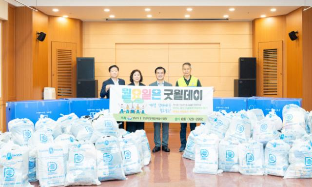 NSP통신-26일 성남아트센터 컨퍼런스홀에서 진행한 물품 기증식에서 윤정국 성남문화재단 대표(사진 오른쪽 두 번째)가 임직원들이 함께 모은 기부 물품을 장애인 복합사업장 굿윌스토어에 전달했다. 사진 왼쪽부터 박종진 성남문화재단 경영본부장, 김순신 성남시청 복지국장, 윤정국 대표, 홍재근 장애인 복합사업장 굿윌스토어 시설장. (사진 = 성남문화재단)