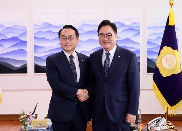 NSP통신-허철훈 중앙선거관리위원회 사무총장(좌)와 우원식 국회의장(우) (사진 = 국회의장 공보수석실)