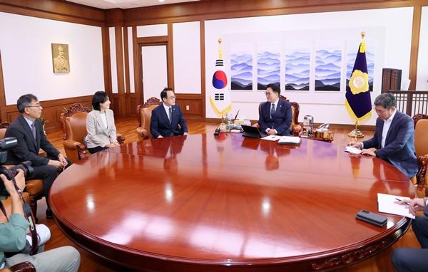 NSP통신-우원식 국회의장의 허철훈 중앙선거관리위원회 사무총장 접견 모습 (사진 = 국회의장 공보 수석실)