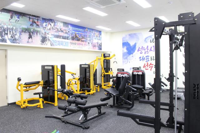 NSP통신-성남시 분당구 야탑동 탄천종합운동장 주경기장 지하 1층에 설치한 장애인 전용 체력단련장. (사진 = 성남시)