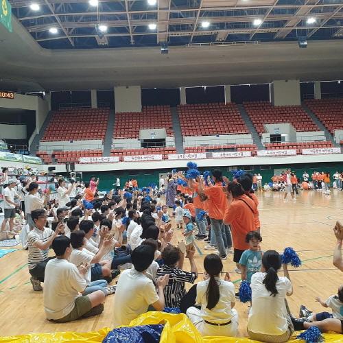 NSP통신-지난해 8월 30일 성남실내체육관에서 열린 제1회 성남시 아장아장 운동회 때 팀별 응원전. (사진 = 성남시)