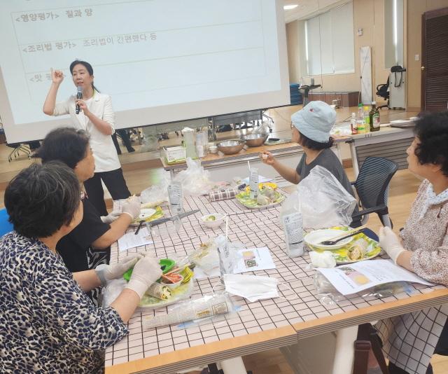 NSP통신-실버세대를 위한 푸드 리터러시 엄지척 영양교실 운영 모습. (사진 = 의왕시)