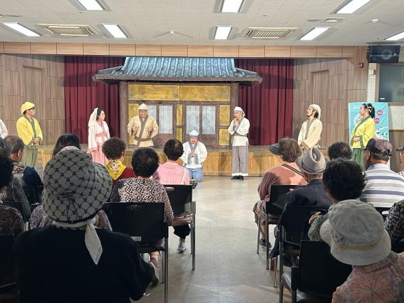 NSP통신-봉화군 명호면 오는 30일 문화가 있는날 봉화로운 문화극장 열려, 명호면 행정복지센터 2층 강당에서 신명나는 마당극 공연 진행. (사진 = 봉화군)