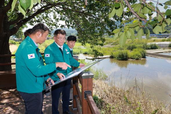 NSP통신-예천군 금곡천 생태하천 복원사업 현장점검 실시, 205억 원 투입, 8.7km 구간 생태하천 복원, 현재 공정률 92%, 2025년 10월 준공 목표, 군민이 만족하는 명품하천 조성할 것 (사진 = 예천군)