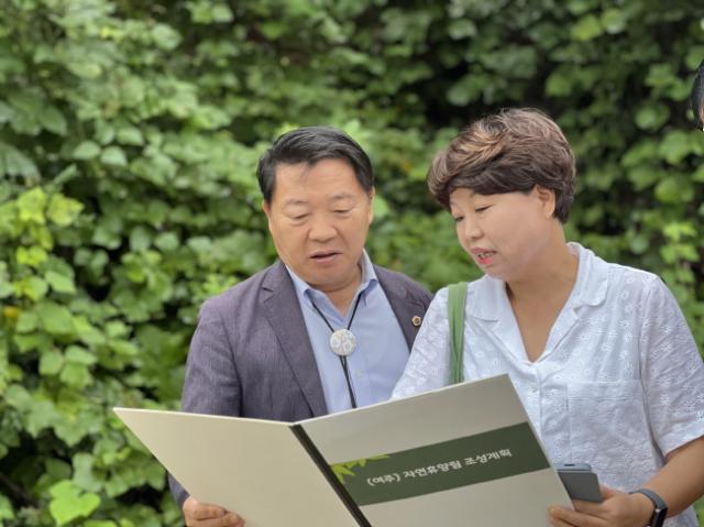 NSP통신-방성환 경기도의회 농정해양위원장이 26일 여주시 별빛자연휴양림을 방문해 조성 현황을 확인하고 있다. (사진 = 경기도의회)