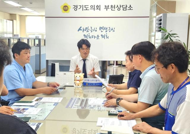 NSP통신-박상현 경기도의원이 26일 주차난 해소를 위해 실무자들이 머리를 맞대고 있다. (사진 = 경기도의회)