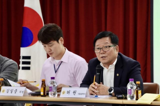 NSP통신-허원 위원장이 26일 이천시 호법농협에서 열린 경기도의회-이천시화훼협회 상생간담회에 참석해 발언하고 있다. (사진 = 경기도의회)