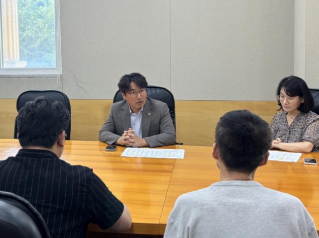 NSP통신-조성환 경기도의원이 26일 감사위원회 관계자와 경기도평생교육진흥원을 방문해 기관 운영 및 수익구조 개선을 위한 직원들의 의견을 경청하고 있다. (사진 = 경기도의회)