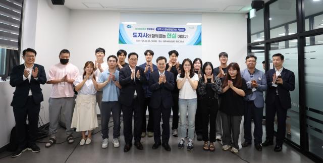 NSP통신-양주시 청년센터 청년 창업자 간담회에서 김동연 경기도지사, 강수현 양주시장 및 청년 창업자들이 기념촬영을 하고 있다. (사진 = 경기도)