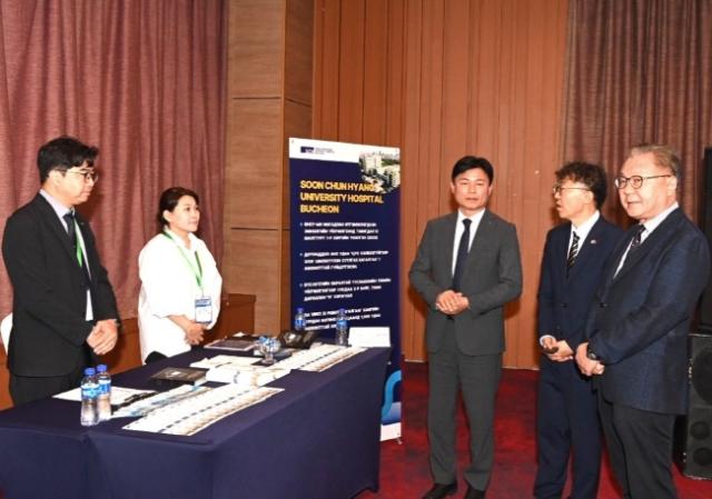 NSP통신-의료기관 상담 부스 운영 모습. 사진 왼쪽부터 이유영 순천향대학교부속부천병원 국제의료협력팀장, 순천향대학교부속부천병원 김사랑 몽골 코디네이터, 조용익 부천시장, 주몽골 대한민국 최진원 대사, 문종호 순천향대학교부속부천병원장. (사진 = 부천시)
