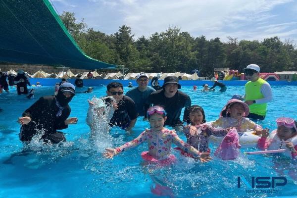 NSP통신-포스코어린이집 아이들이 아빠와 함께 물놀이를 즐기고 있다. (사진 = 포스코)