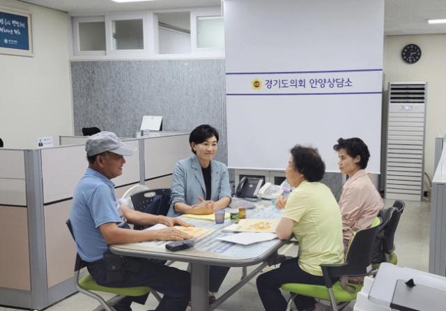 NSP통신-이채명 경기도의원이 26일 의회 안양상담소에서 안양시국학기공협회 관계자들과 만나 협회 운영에 관한 애로사항을 청취하고 있다. (사진 = 경기도의회)