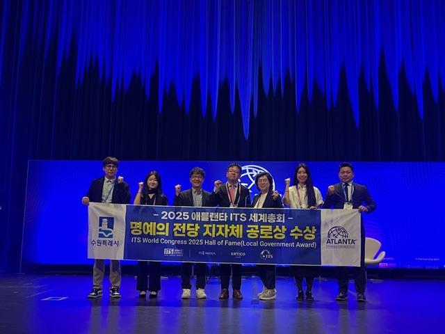 NSP통신-27일 김현수 수원시 제1부시장(왼쪽 네번째)과 수원시 관계자들이 수상 후 기념촬영을 하는 모습. (사진 = 수원시)