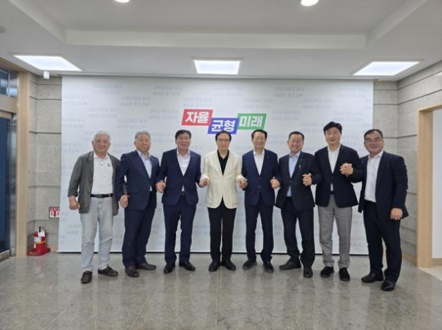 NSP통신-26일 경기도교육청북부청사에서 열린 친환경 학교급식 관련 간담회 참석자들이 기념촬영을 하고 있다. (사진 = 경기도의회)