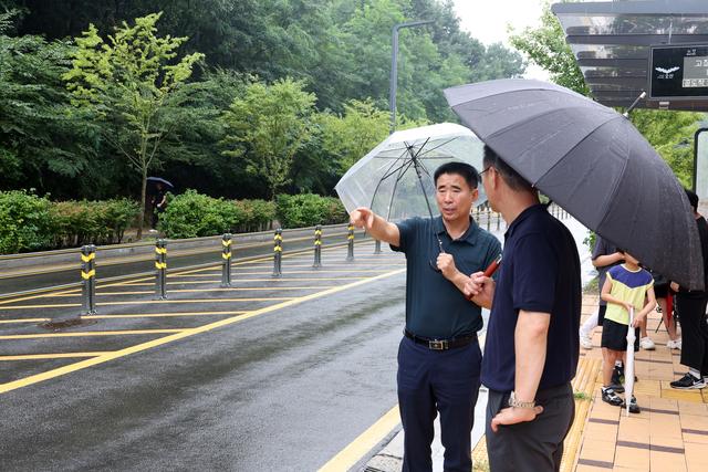 NSP통신-성길용 오산시의회 부의장(왼쪽)이 현장점검을 하고 있다. (사진 = 오산시의회)