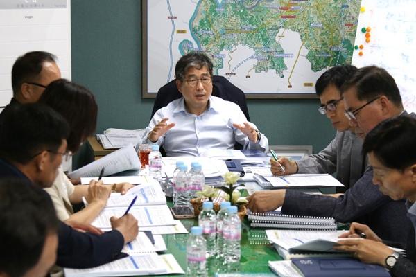 NSP통신-나주시가 지난 26일 강상구 부시장(가운데) 주재로 개최한 신규 시책 발굴 아이디어 회의. (사진 = 나주시)