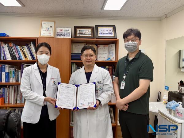 NSP통신-군위군 보건소는 지난 26일 화상 장비를 활용한 의료취약지 원격협진 사업을 본격적으로 추진하기 위해 대구의료원과 협약을 체결했다고 밝혔다. (사진 = 군위군)