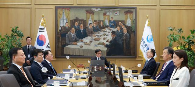 NSP통신-28일 한국은행 금융통화위원회 위원들이 회의장에 착석했다. (사진 = 한국은행)