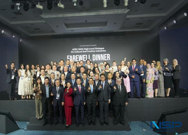 NSP통신-27일 오후 경북 경주 라한호텔 컨벤션홀에서 열린 2025 APEC 문화산업고위급대화 환송만찬에서 각국 대표단이 기념촬영을 하고 있다. (사진 = 경주시)