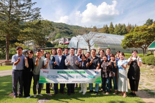 NSP통신-이상일 용인특례시장이 경기도농업전문경영인 용인지회 회원들과 간담회 후 기념촬영을 하고 있다. (사진 = 용인특례시)