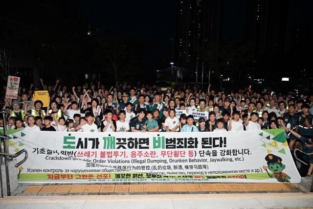 NSP통신-27일 안산시가 원선파출소 도깨비 원정대와 다문화거리 합동순찰 및 그린존 캠페인을 전개했다. 사진은 참석자들의 기념촬영 모습. (사진 = 안산시)
