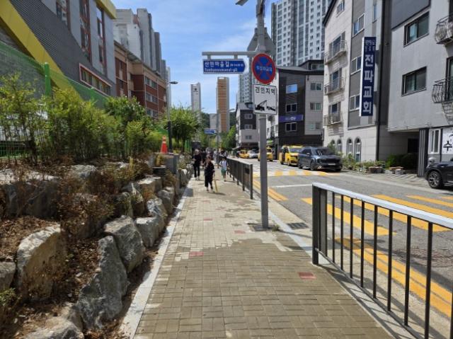 NSP통신-산현초 인근 확장된 통학로 보도 모습. (사진 = 시흥시)