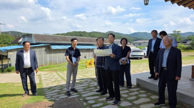 NSP통신-윤재영 경기도의원이 27일 용인시 충렬서원을 방문해 문화재 보존 상태와 향후 정비계획을 점검하고 있다. (사진 = 경기도의회)