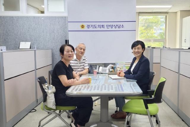 NSP통신-이채명 경기도의원이 27일 안양교도소 일부 공간을 문화예술 공간으로 활용하는 지붕 없는 박물관 조성 방안에 대해 의견을 나누고 있다. (사진 = 경기도의회)