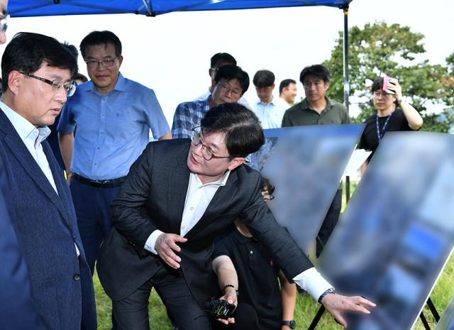 NSP통신-김병수 시장이 김포 거물대리 사업 예정지를 방문한 김성환 환경부 장관을 만나 김포 환경재생 혁신복합단지를 살피고 사업에 대해 논하고 있는 모습. (사진 = 김포시)