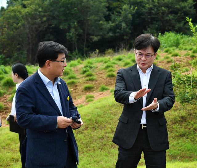 NSP통신-김병수 시장이 김포 거물대리 사업 예정지를 방문한 김성환 환경부 장관을 만나 김포 환경재생 혁신복합단지를 살피고 사업에 대해 논하고 있는 모습. (사진 = 김포시)
