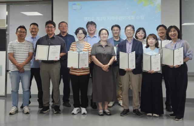 NSP통신-김태희 경기도의원이 27일 경기도 업사이클플라자에서 경기도 지하수 관리위원회 위원으로 재위촉된 가운데 기념촬영을 하고 있다. (사진 = 경기도의회)
