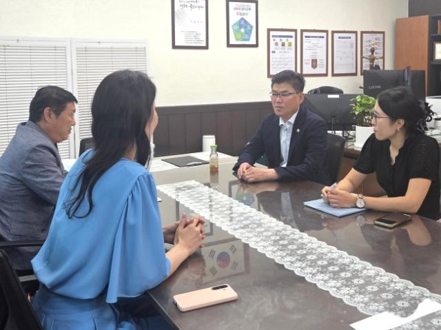NSP통신-윤태길 의원이 28일 하남시 남한고등학교에서 열린 자율형 공립고 2.0 후속 조치 마련 정담회에 참석해 학교 관계자들과 운영 방안을 논의하고 있다. (사진 = 경기도의회)