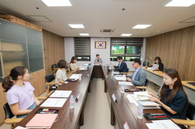 NSP통신-성복임 경기도의원이 28일 군포시청에서 열린 경기도 바우처택시 대상자 확대 정담회에 참석해 고령자 교통비 지원 발전 방향을 논의하고 있다. (사진 = 경기도의회)