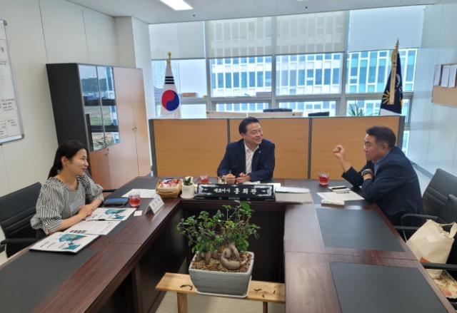 NSP통신-안산환경재단 홍희관 대표, 안규철 원장, 신진옥 센터장이 ESG 탄소중립 교육의 운영 전략을 논의하고 있다. (사진 = 안산환경재단)