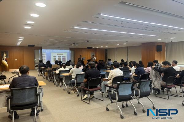 NSP통신-포항시가 건축 인허가 행정의 신뢰도를 높이기 위해 지난 27일 시청 소회의실에서 제2차 건축 행정 건실화 교육 및 포항지역 건축사회 소속 건축사들과 간담회를 개최했다. (사진 = 포항시)