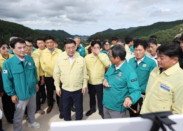NSP통신-김홍규 강릉시장이 오봉저수지에서 김진태 도지사 및 정부관계자들에게 가뭄 상황에 대해 설명하고 있는 모습. (사진 = 강릉시)
