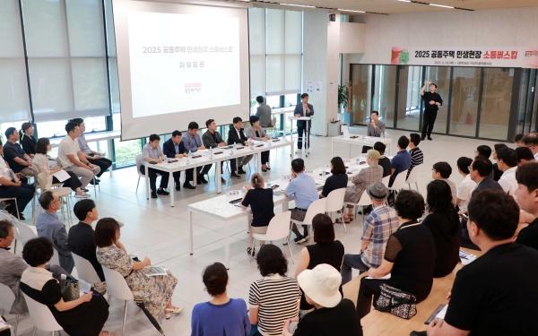 NSP통신-28일 e편한세상 구성역 플랫폼시티 단지 내 북카페에서 열린 공동주택 민생현장 소통버스킹 행사에서 이상일 시장이 주민들과 소통하고 있다. (사진 = 용인특례시)