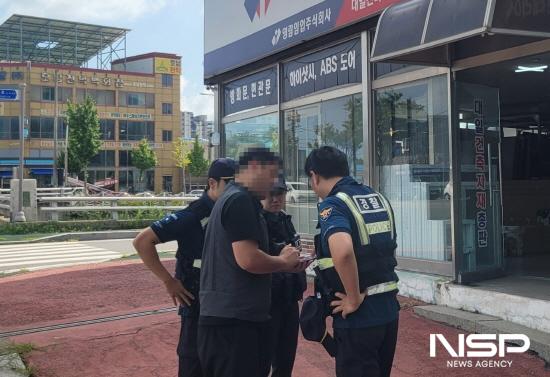 NSP통신-기동순찰대원이 순찰 중 피해자와 상담을 하고 있는 모습 (사진 = 전남경찰청)