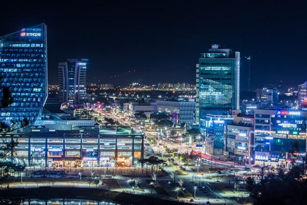 NSP통신-한전, 한전KPS, 한전KDN 등 에너지 공기업과 한국에너지공과대 등이 집적화 돼 있어 글로벌 에너지 허브로 주목받고 있는 나주 빛가람혁신도시의 야경. (사진 = 나주시)