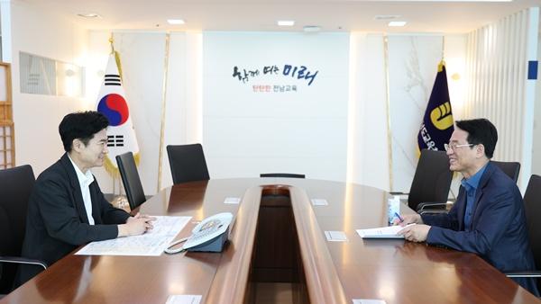 NSP통신-강진원 강진군수(사진 오른쪽)가 김대중 전남도교육감을 만나 지역교육 현안사업을 논의하고 있다. (사진 = 강진군)