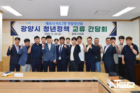 NSP통신-제주시 이도2동 청년회 광양시의회 방문 기념 찰영 (사진 = 광양시의회)