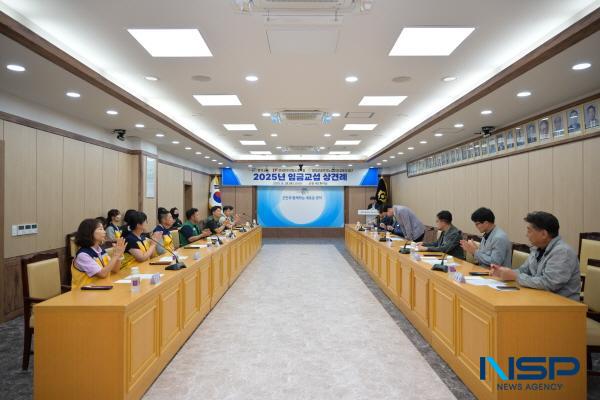 NSP통신-영덕군은 공무직 근로자와 2025년 임금 협약을 체결하기 위해 지난 28일 군청 2층 회의실에서 전국민주연합노동조합과 영덕군공무직노동조합이 공동으로 결성한 교섭단과 상견례를 진행했다. (사진 = 영덕군)