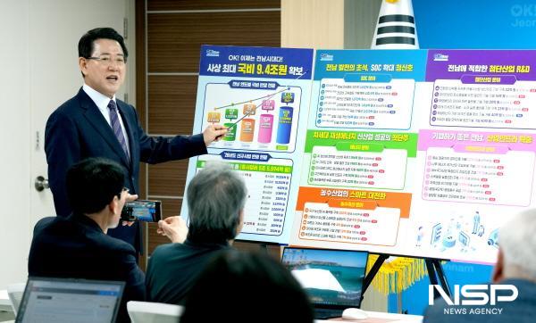 NSP통신-김영록 전라남도지사가 29일 도청 브리핑룸에서 2026년 국고 건의 정부예산반영 성과 언론 브리핑을 통해 2026년 정부 예산안에 국비 약 9조 4000억 원을 확보 지난해보다 5260억 원이 증가했다고 밝히고 있다. (사진 = 전남도)