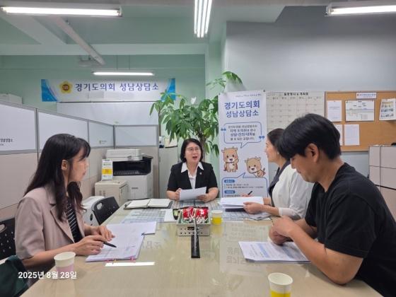 NSP통신-이서영 경기도의원이 28일 도의회 성남시 지역상담소에서 시 교육지원청 관계자와 간담회를 하고 있다. (사진 = 이서영 의원실)
