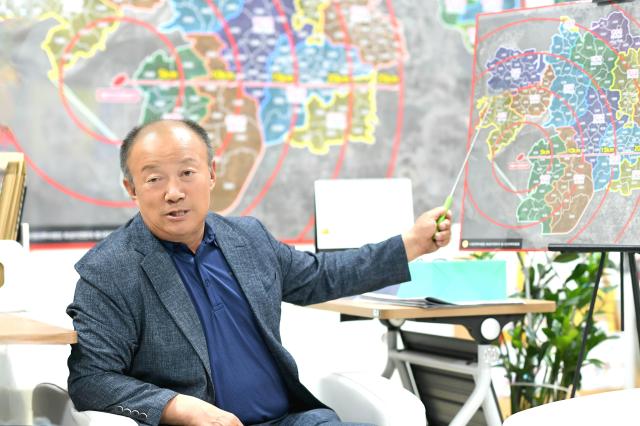 NSP통신-이상환 수원전투비행장 화성이전반대 범시민대책위원회 상임 위원장이 인터뷰를 하고 있다. (사진 = 수원전투비행장 화성이전반대 범시민대책위원회)