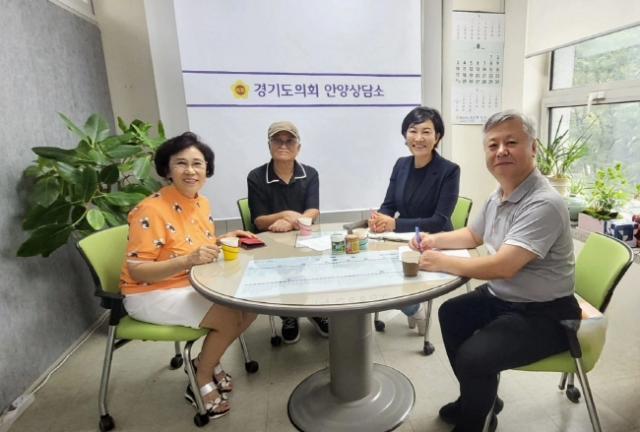 NSP통신-이채명 경기도의원이 28일 안양상담소에서 경기중부아파트노동자협회와 아파트 청소·경비노동자들의 처우 개선 방안을 논의하는 가운데 기념촬영을 하고 있다. (사진 = 경기도의회)