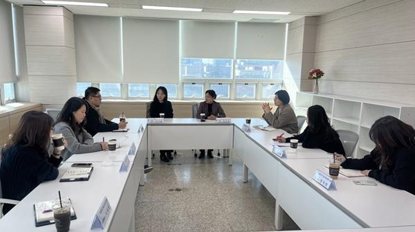 NSP통신-지난 1월 교육사업 진행상황 공유 및 협의를 위해 모인 고양시-고양교육지원청-학교 관계자들 (사진 = 고양시)