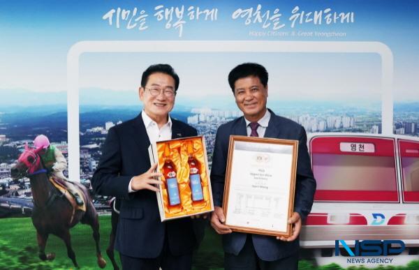 NSP통신-베를린 와인트로피에서 금상을 수상한 조성환 오계리 와이너리 대표(우)와 최기문 영천시장(좌) (사진 = 영천시)
