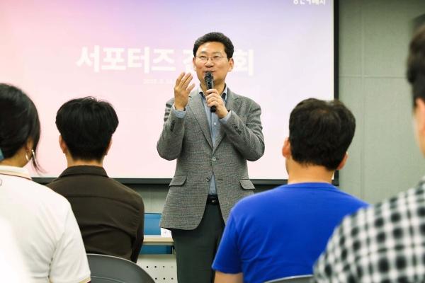 NSP통신-이상일 용인특례시장이 미르스타디움 내 인터뷰실에서 시민프로축구단의 공식 서포터즈 용비어천가 회원들과 간담회를 하고 있다. (사진 = 용인특례시)